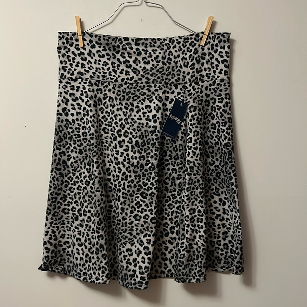Poof New York polyester/spandex pull on skirt leopard print size L new/tags